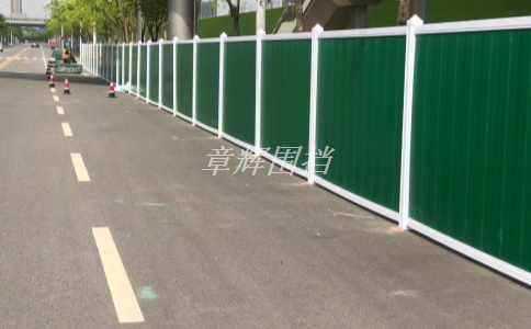 如何通過隔離帶和控制入口等技術手段，在簡易圍擋周邊形成相對封閉的空間，增強其隱私保護能力？（控制入口和隔離帶實現簡易圍擋周邊隱私保護）