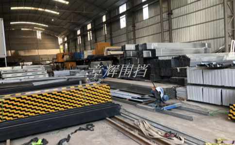 哪些環境條件下需要使用簡易圍擋來保障人員和物資的安全？（簡易圍擋應用的環境條件要求）