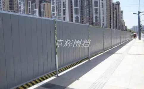 簡(jiǎn)易圍擋的材料和工藝如何選擇，以滿足防水、防火等要求？